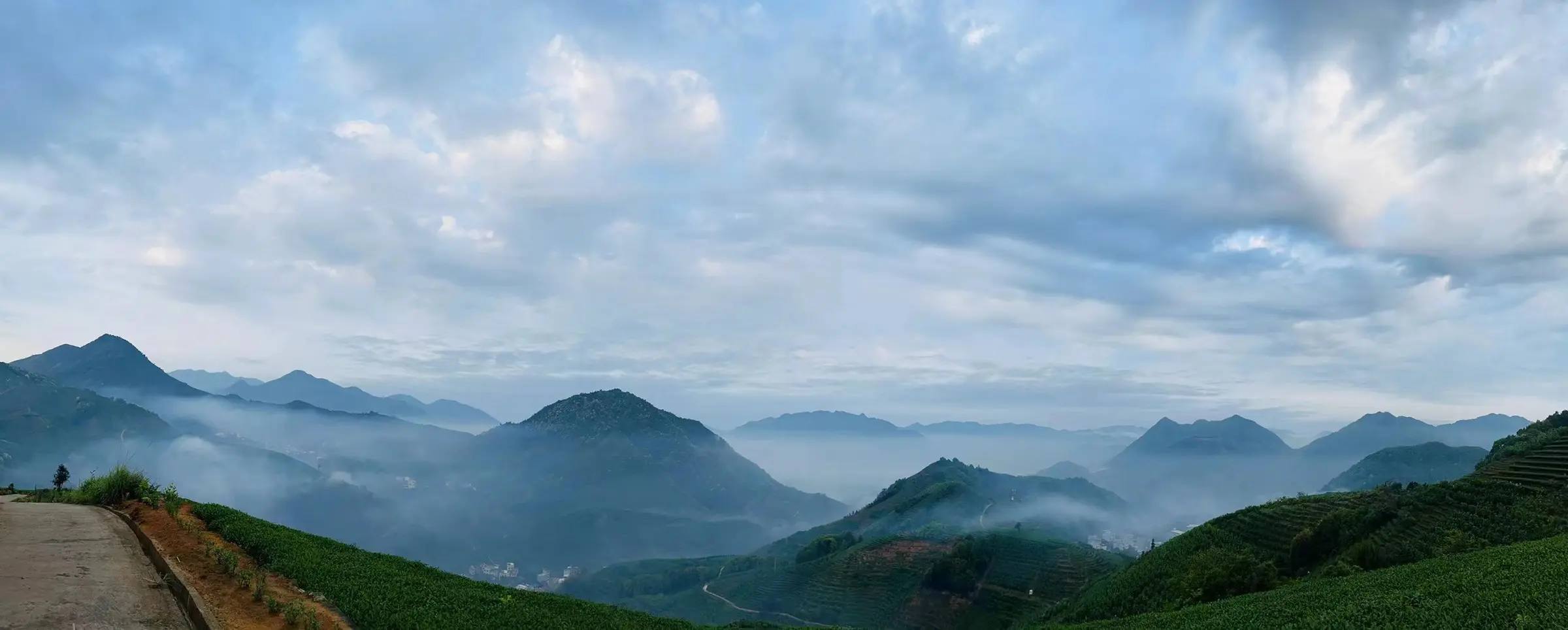 福建平和彭溪村高山茶园与云雾群山